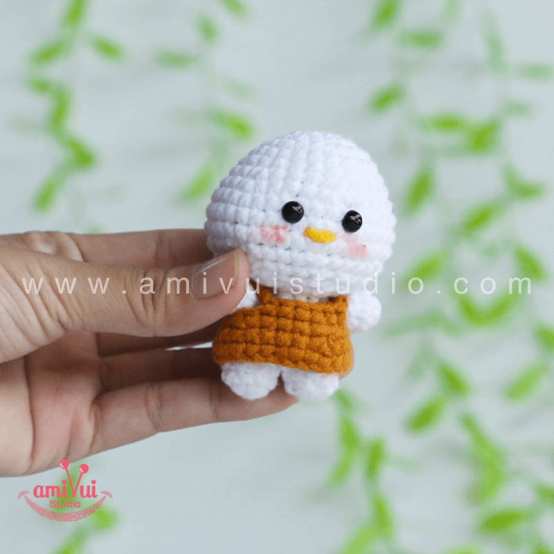 Hướng dẫn cách làm móc khoá gà con mặc váy bằng len - Chart móc miễn phí Amivui Studio