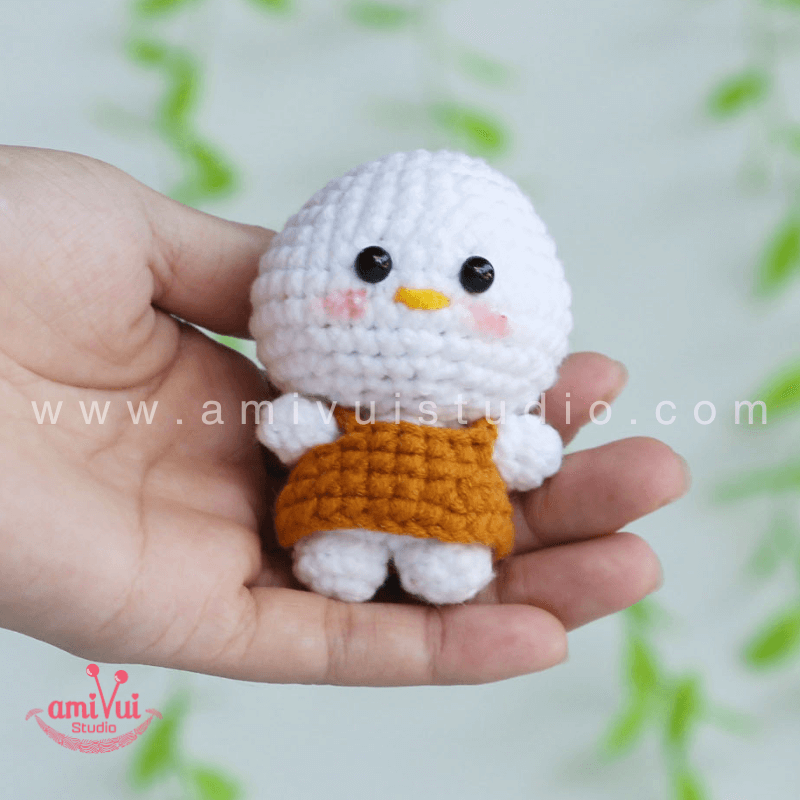 Hướng dẫn cách làm móc khoá gà con mặc váy bằng len - Chart móc miễn phí Amivui Studio