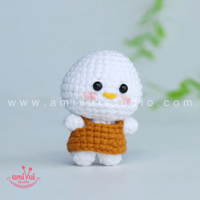 Hướng dẫn cách làm móc khoá gà con mặc váy bằng len - Chart móc miễn phí Amivui Studio