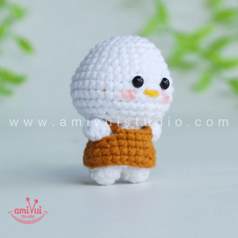 Hướng dẫn cách làm móc khoá gà con mặc váy bằng len - Chart móc miễn phí Amivui Studio