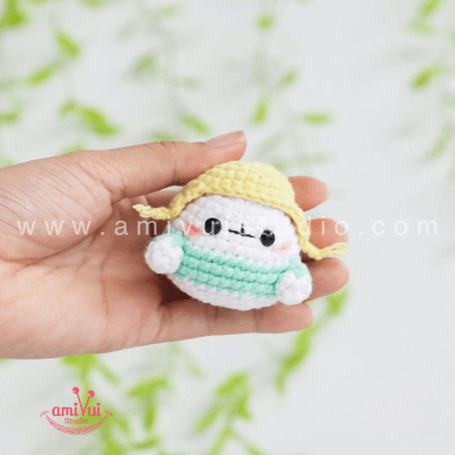 Tiny amigurumi duck with hat free crochet pattern