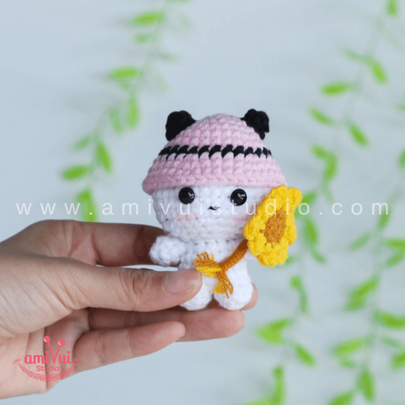 Hướng dẫn cách làm  gấu trúc cầm hoa bằng len - Chart móc miễn phí Amivui Studio