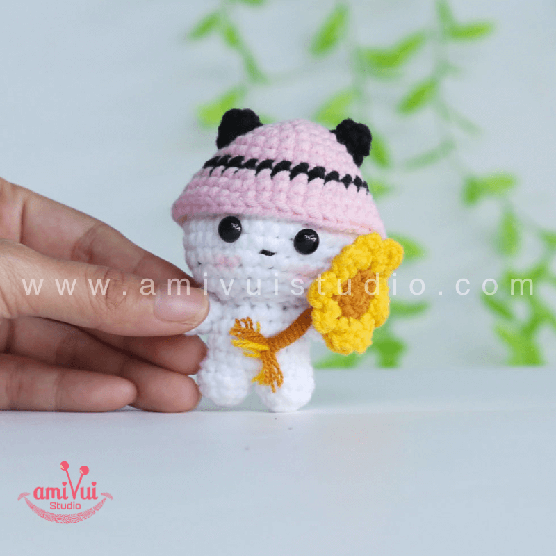 Hướng dẫn cách làm  gấu trúc cầm hoa bằng len - Chart móc miễn phí Amivui Studio