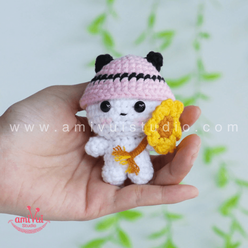 Hướng dẫn cách làm  gấu trúc cầm hoa bằng len - Chart móc miễn phí Amivui Studio