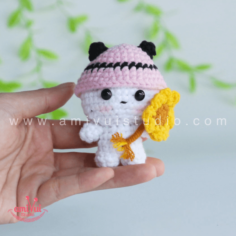 Hướng dẫn cách làm  gấu trúc cầm hoa bằng len - Chart móc miễn phí Amivui Studio