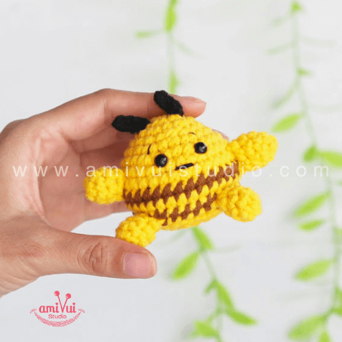 Chubby Bee Keychain – Free Amigurumi Crochet Pattern