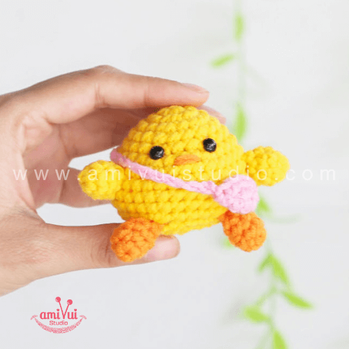 Chubby Chicken Keychain – Free Amigurumi Crochet Pattern