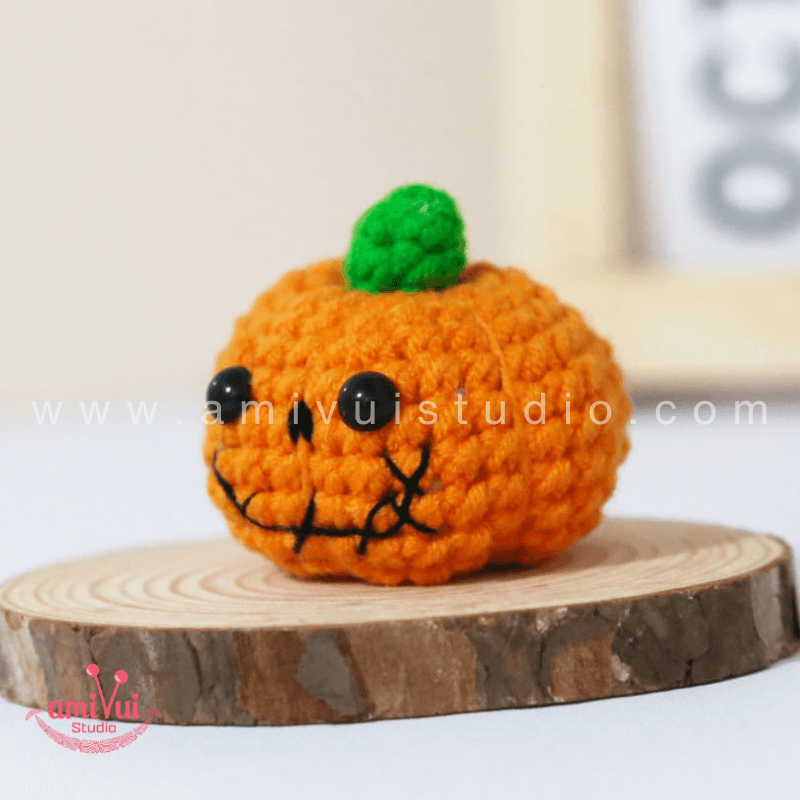 Pumpkin Halloween keychain - Free Amigurumi Pattern by AmivuiStudio