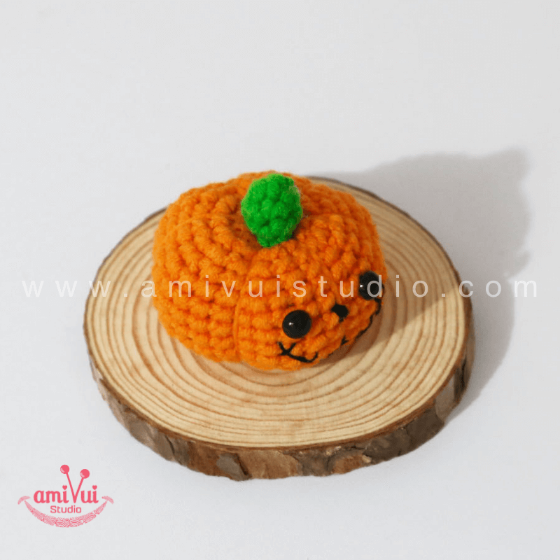 Pumpkin Halloween keychain - Free Amigurumi Pattern by AmivuiStudio